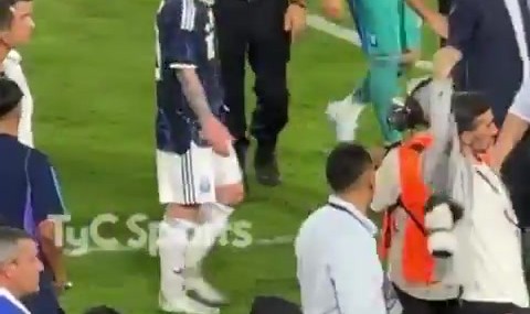 开云真人-上场曾被毛里塔尼亚包围！今日梅西被安保围住保护，梅西有些不满