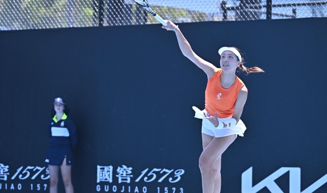 开云棋牌app-又美又能打！王欣瑜澳网2-0晋级：中国莎娃进化，霸气轰10记ACE